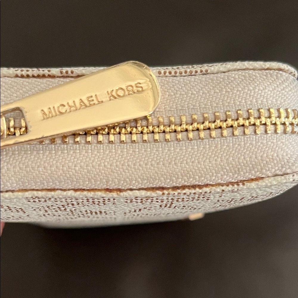 Michael Kors Monogram Key & Card Holder in Cream - Picture 4 of 16